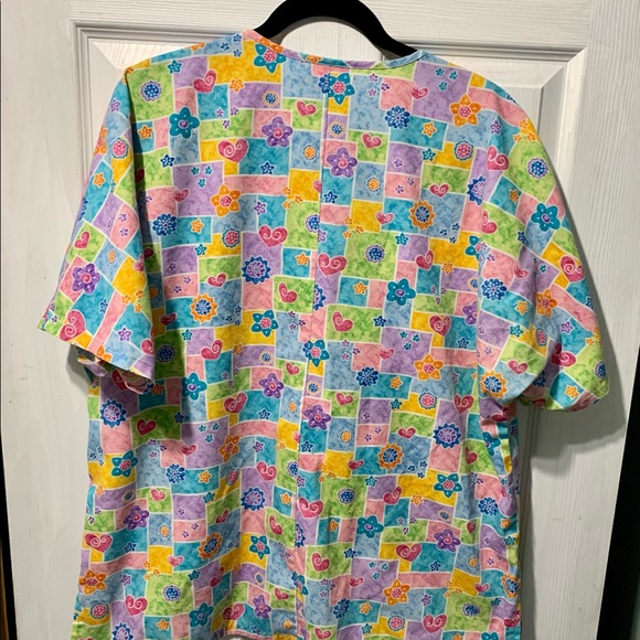 Summery scrub top - Picture 3 of 3